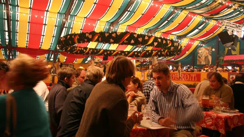 Volle Bierzelt-Atmosphäre beim Oktoberfest München – Einblick in ein Festzelt