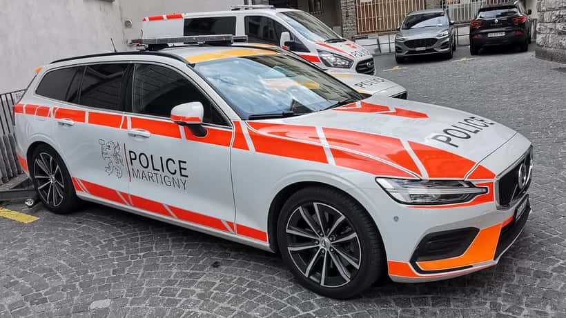 Véhicule de police suisse en ville avec marquage officiel distinctif
