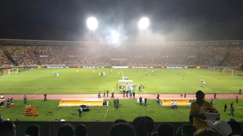 Estádio Castelão durante jogo da Copa do Brasil com adeptos nas bancadas