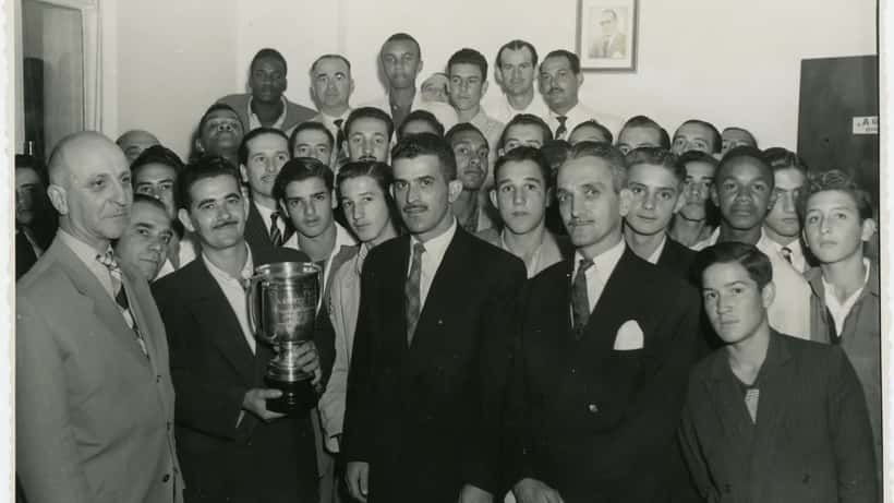 Jogadores da Ponte Preta recebem troféu em Campinas pelo futebol brasileiro