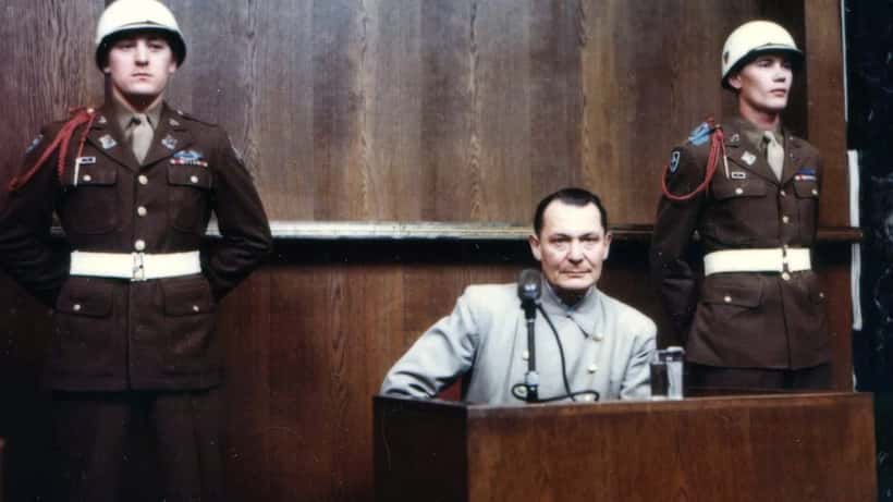 Historisches Foto: Hermann Göring vor dem Nürnberger Kriegsverbrechertribunal 1946