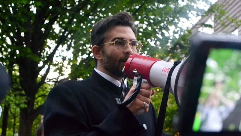 Hasan Piker lors d'un rassemblement politique à Philadelphie en avril 2026, au cœur d'une procédure juridique fédérale américaine