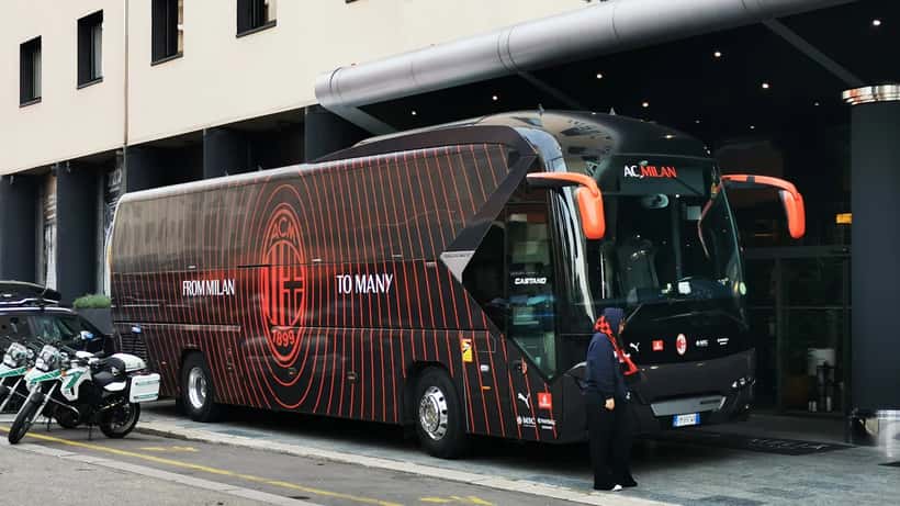 Pullman della squadra AC Milan con il logo del club