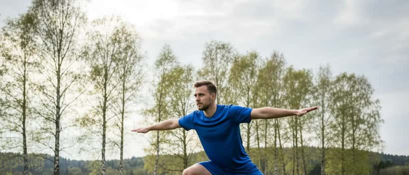 Svensk amatörfotbollsspelare som värmer upp på en grön gräsplan på våren