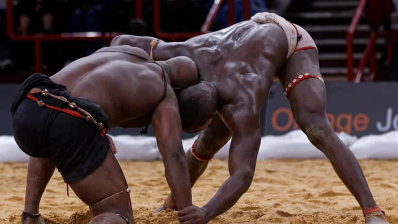 Tveir glímukappar í bardaga á glímusvæði