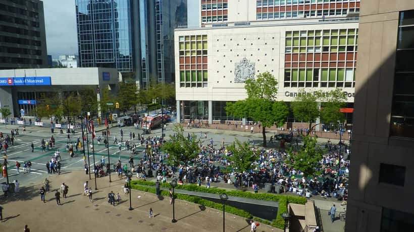 Jääkiekkopelaajat taistelevat kiekosta Stanley Cup -finaalissa 2026