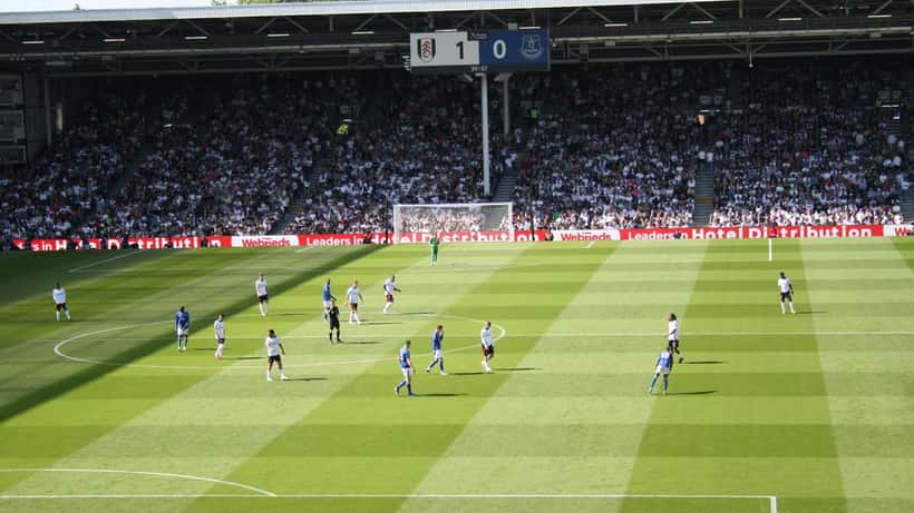 Premier League Fußballspiel in einem englischen Stadion