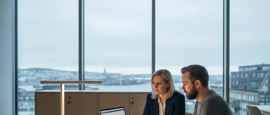 Finansrådgiver i konsultasjon med klient på et moderne kontor i Oslo med dokumenter og porteføljedata på skrivebordet